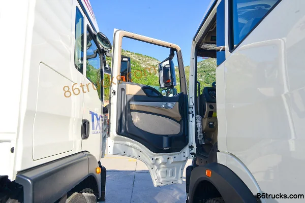 Sinotruk HOWO TX 270 hp 4X2(6 wheels) Aerial Work Truck (Hylifter) Cab (1) | 86Trucks