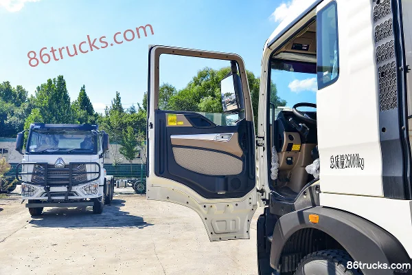 Sinotruk HOWO TX 350hp 6X4(10 wheels) oil tanker (Lvye brand) Cab (1) | 86Trucks