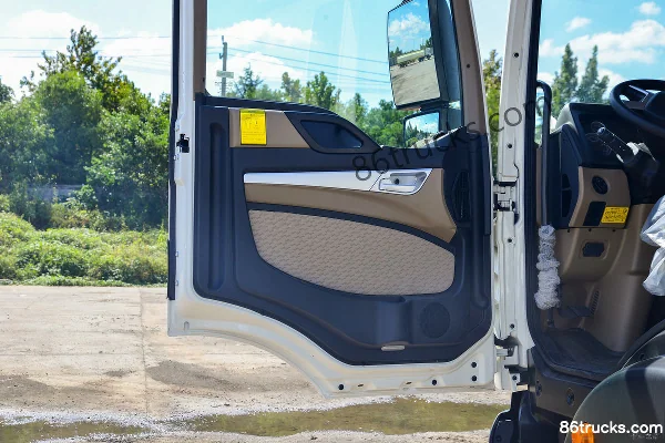 Sinotruk HOWO TX 350 ch 8X4(12 roues) camion de service de fluides Cabine (2) | 86Trucks