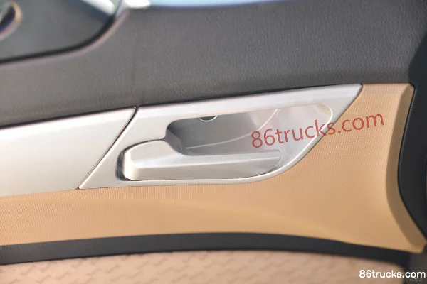Sinotruk HOWO TX Heavy Truck High-end Version 320 hp 6X2(8 wheels) 9.52m Van Cargo Truck Cab (3) | 86Trucks