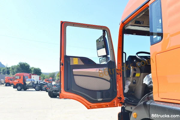 Sinotruk HOWO TX Heavy Truck High-end Version 320 hp 6X2(8 wheels) 9.52m Van Cargo Truck Cab (1) | 86Trucks