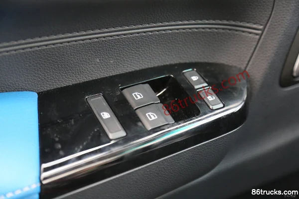 Auman Auman Zhilan HS 4.5T 4.14m single-row plug-in hybrid box truck 14.016kWh 4X2(6 wheels) Interior (3) | 86Trucks