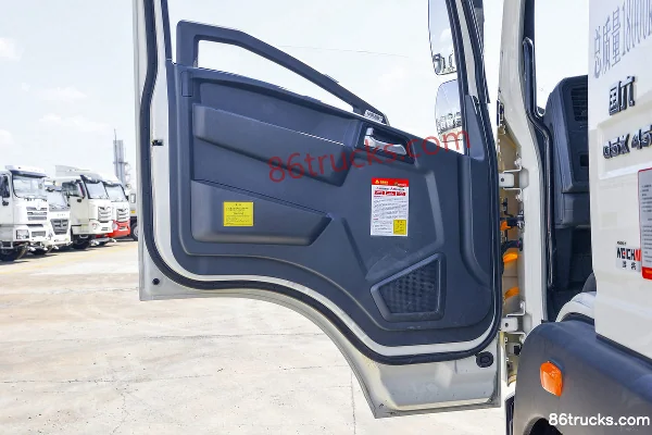 Sinotruk HOWO G5X 220 hp 4X2(6 wheels) water sprinkler truck (Lvye brand) Cab (2) | 86Trucks