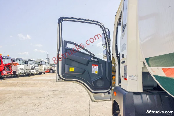 Sinotruk HOWO G5X 220 hp 4X2(6 wheels) water sprinkler truck (Lvye brand) Cab (1) | 86Trucks