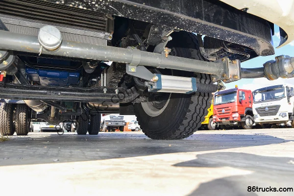 Sinotruk HOWO G5X 220 hp 4X2(6 wheels) water sprinkler truck (Lvye brand) Chassis (3) | 86Trucks