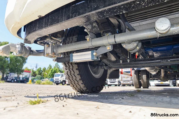 Sinotruk HOWO G5X 220 hp 4X2(6 wheels) water sprinkler truck (Lvye brand) Chassis (2) | 86Trucks