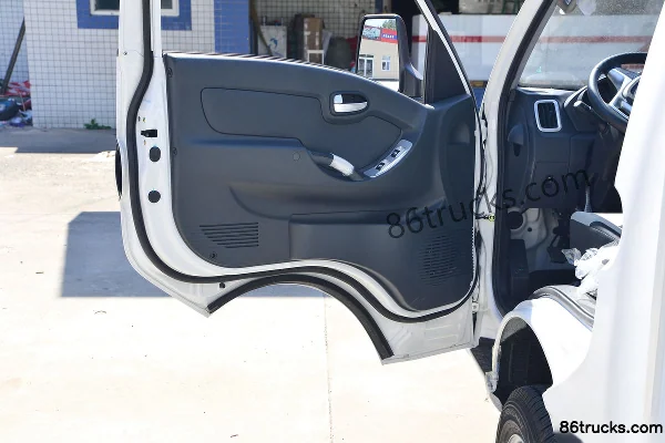 Dongfeng Xiaobawang W17 2.0L 133 hp 4X2(6 wheels) Gasoline 3.35m Single Row Van Truck (China VI) Cab (2) | 86Trucks