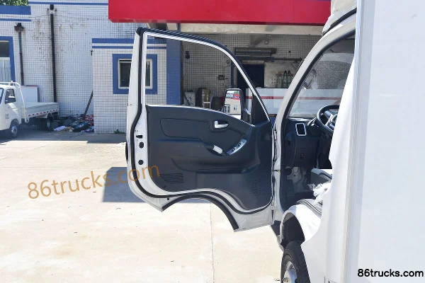 Dongfeng Xiaobawang W17 2.0L 133 hp 4X2(6 wheels) Gasoline 3.35m Single Row Van Truck (China VI) Cab (1) | 86Trucks