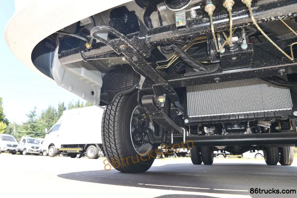 Dongfeng Xiaobawang W17 2.0L 133 hp 4X2(6 wheels) Gasoline 3.35m Single Row Van Truck (China VI) Chassis (2) | 86Trucks