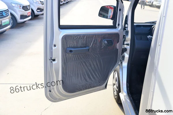 Leichi Ren T10 1.6T 2.025m Single Row Electric Panel Micro Truck 15.12kWh 4X2(6 wheels) Interior (2) | 86Trucks