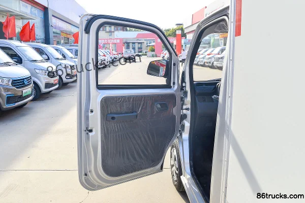 Leichi Ren T10 1.6T 2.025m Single Row Electric Panel Micro Truck 15.12kWh 4X2(6 wheels) Interior (1) | 86Trucks