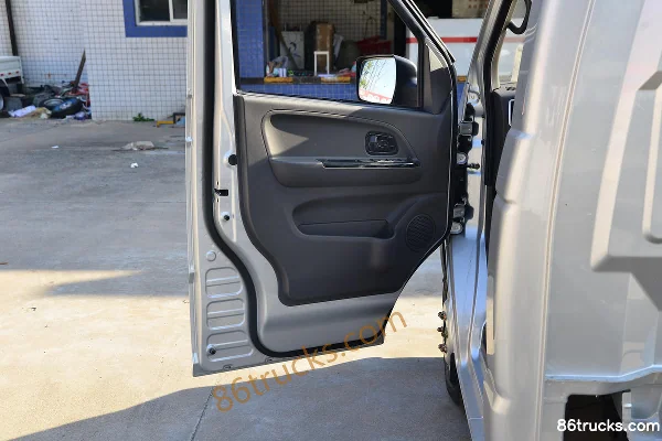 Dongfeng Xiaobawang W18 1.6L 122 hp 4X2(6 wheels) 3.7m single-row cage mini truck (China VI) Cab (2) | 86Trucks