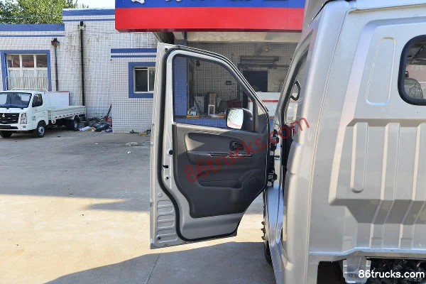 Dongfeng Xiaobawang W18 1.6L 122 hp 4X2(6 wheels) 3.7m single-row cage mini truck (China VI) Cab (1) | 86Trucks