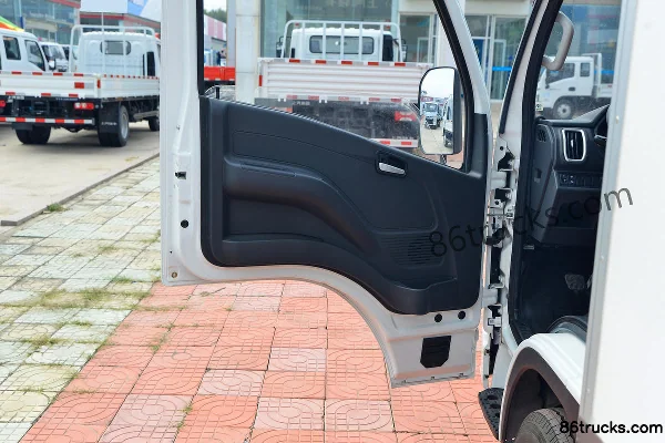 Yuejin Fuyun S80 95 hp 4X2(6 wheels) 3.55m refrigerated truck (China VI) Cab (2) | 86Trucks