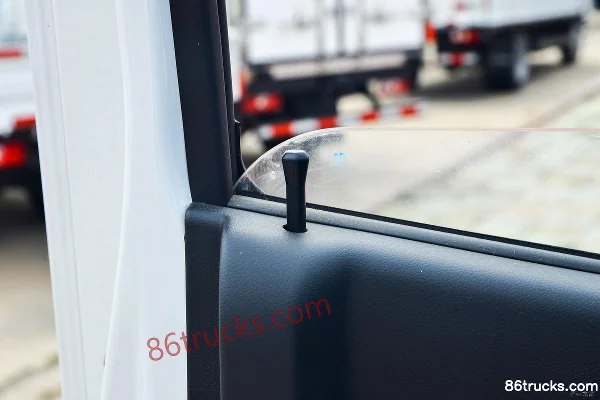 Yuejin Fuxing S100 95 hp 4X2(6 wheels) 4.2 m single-row stake light truck (China VI) Cab (3) | 86Trucks