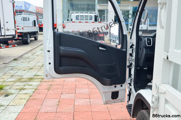 Yuejin Fuxing S100 95 hp 4X2(6 wheels) 4.2 m single-row stake light truck (China VI) Cab (2) | 86Trucks