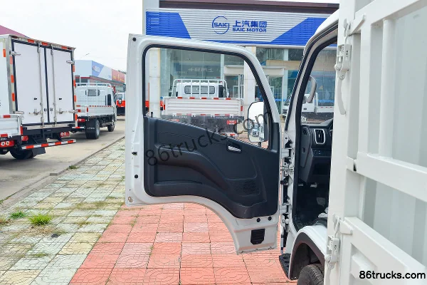 Yuejin Fuxing S100 95 hp 4X2(6 wheels) 4.2 m single-row stake light truck (China VI) Cab (1) | 86Trucks