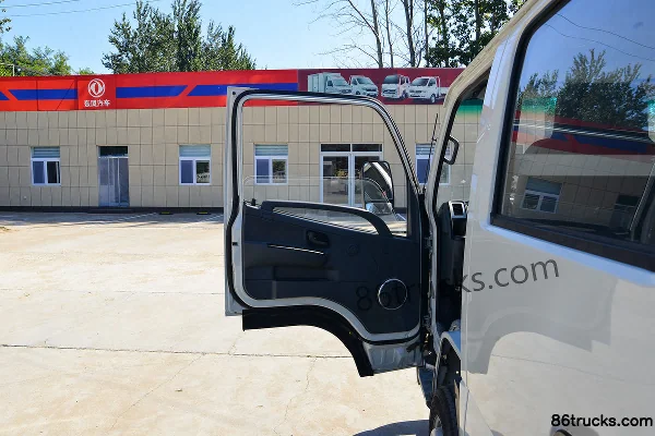 Dongfeng Xiaobawang W15 1.6L 123 ch 4X2(6 roues) essence 3,1 m petit camion à ridelles double cabine (1) | 86Trucks