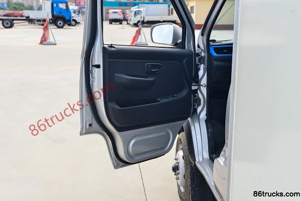 SRM Xinyuan T2S EV 3,1T 3,03 m camion léger fourgon électrique cabine simple 46,36 kWh 4X2(6 roues) Intérieur (2) | 86Trucks
