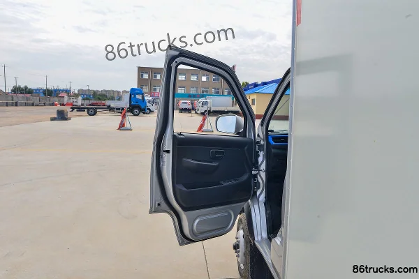 SRM Xinyuan T2S EV 3,1T 3,03 m camion léger fourgon électrique cabine simple 46,36 kWh 4X2(6 roues) Intérieur (1) | 86Trucks