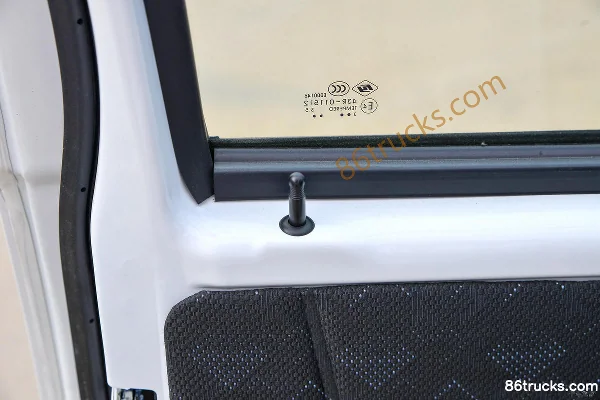SRM Xinyuan T1LEV 1.6T 2.44m Single-row Pure Electric Flatbed Micro Truck 16.8kWh 4X2(6 wheels) Interior (3) | 86Trucks