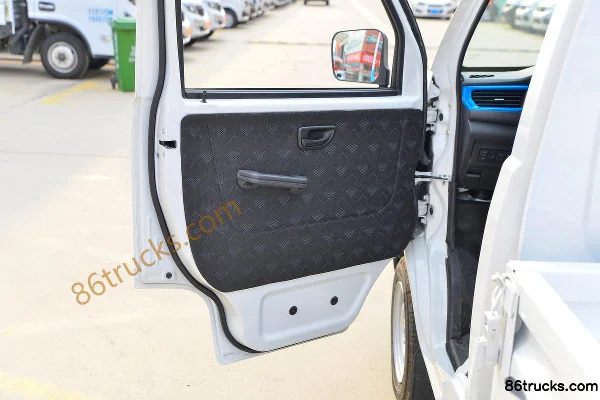 SRM Xinyuan T1LEV 1.6T 2.44m Single-row Pure Electric Flatbed Micro Truck 16.8kWh 4X2(6 wheels) Interior (2) | 86Trucks