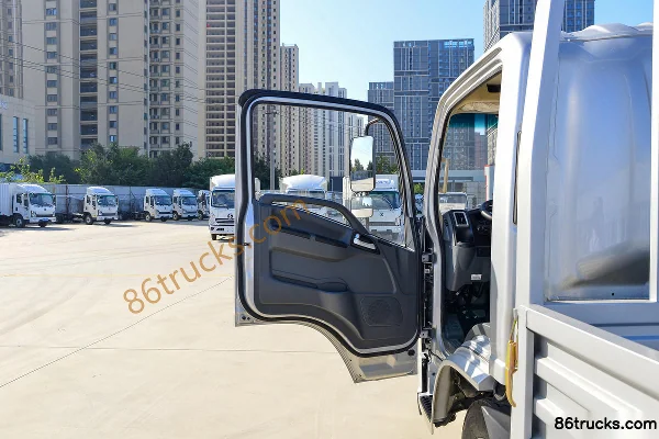 SHACMAN Light Truck Delong K3000 130hp 4X2(6 wheels) 4.18m Single Row Flatbed Light Truck (Ratio 4.33) Cab (1) | 86Trucks