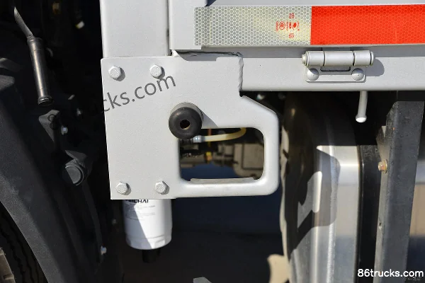 SHACMAN Light Truck Delong K3000 130hp 4X2(6 wheels) 4.18m Single Row Flatbed Light Truck (Ratio 4.33) Body (3) | 86Trucks
