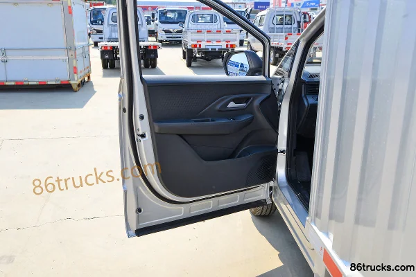 Lingshi Auto Gold Card 3.5T 3.52m single-row plug-in extended-range hybrid box micro truck 4X2(6 wheels) Interior (2) | 86Trucks