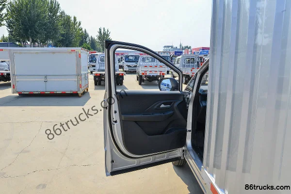 Lingshi Auto Gold Card 3.5T 3.52m single-row plug-in extended-range hybrid box micro truck 4X2(6 wheels) Interior (1) | 86Trucks