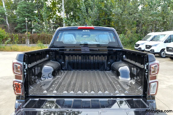 Jiangxi Isuzu D-MAX V-CROSS 2023 Changling 1.9T Diesel 177hp 4WD Automatic Double Row Pickup Body (2) | 86Trucks