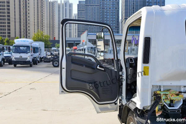 SHACMAN Light Truck Houlang 140 hp 4X2(6 wheels) 4.18m Single Row Flatbed Light Truck (China VI) Cab (1) | 86Trucks
