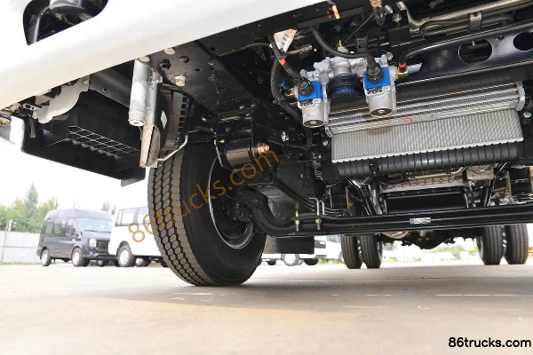 Jiangxi Isuzu Yifang EM7 152 ch 4X2(6 roues) 3,7 m camion léger à plate-forme avec cabine demi-avancée Châssis (2) | 86Trucks