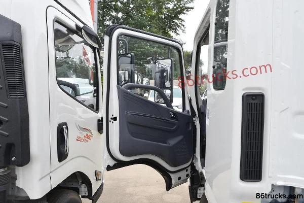 JMC Kaiyun+ 146 hp 4X2(6 wheels) 3.685m Semi-row Insulated Truck (Lenghang Brand) Cab (1) | 86Trucks