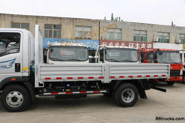 Sinotruk HOWO Hanjiang 150 ch 4X2(6 roues) 4,15 m camion plateau à cabine simple (WLY 6 vitesses) Carrosserie (1) | 86Trucks