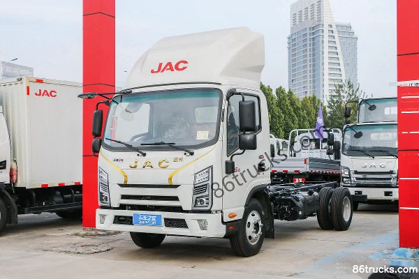 JAC Junling S6 Comfort Edition 2.5L Diesel 160hp 4X2(6 wheels) Fast Gear 8-Speed 4.18m Single-Row Stake Truck Exterior (3) | 86Trucks