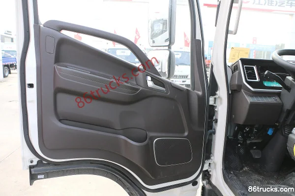 JAC Junling S6 Comfort Edition 2.5L Diesel 160hp 4X2(6 wheels) Fast Gear 8-Speed 4.18m Single-Row Stake Truck Cab (2) | 86Trucks