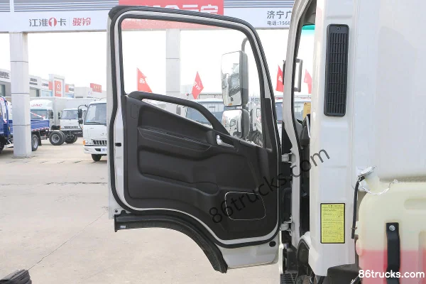 JAC Junling S6 Comfort Edition 2.5L Diesel 160hp 4X2(6 wheels) Fast Gear 8-Speed 4.18m Single-Row Stake Truck Cab (1) | 86Trucks