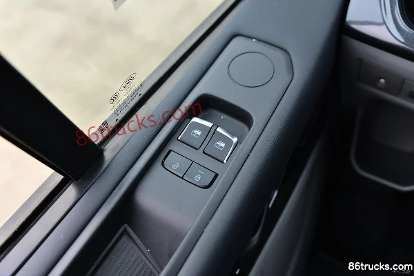 JMC New Transit 143hp 7/8/9 seats 2.0T Diesel 9-speed Automatic Medium Wheelbase Low Roof Multi-purpose Passenger Vehicle (China VI) Cab (3)