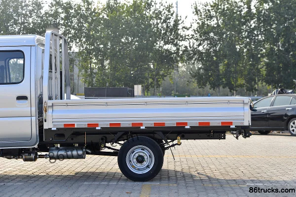 Dongfeng T3 (ex Xiaobawang W) 1.3L 91 ch 4X2(6 roues) essence 2,7 m camion plateau double cabine petit camion (pneu simple arrière) Carrosse
