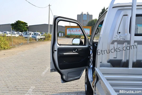 Dongfeng T3 (formerly Xiaobawang W) 1.6L 123hp 4X2(6 wheels) Gasoline 2.7m Single Row Flatbed Light Truck (Single Rear Tire) Cab (1) | 86Tru
