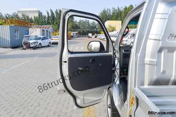 Dongfeng T3 (formerly Xiaobawang W) 1.3L 91hp 4X2(6 wheels) 3.05m single-row flatbed light truck (single rear wheel) (China VI) Cab (1) | 86