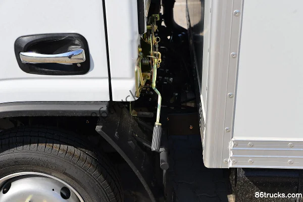 Dongfeng Fuxiaorui M5Q 1.6L 120hp 4X2(6 wheels) Gasoline 3.8m Single Row Van Micro Truck (China VI) Body (3) | 86Trucks
