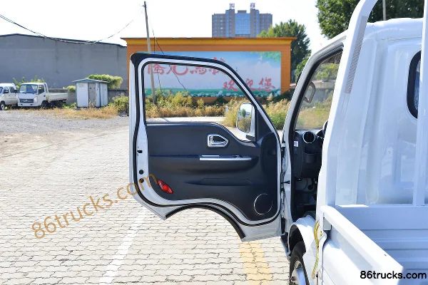 Dongfeng T5 1.5L 110hp 4X2(6 wheels) 3.1m single-row flatbed light truck Cab (1) | 86Trucks