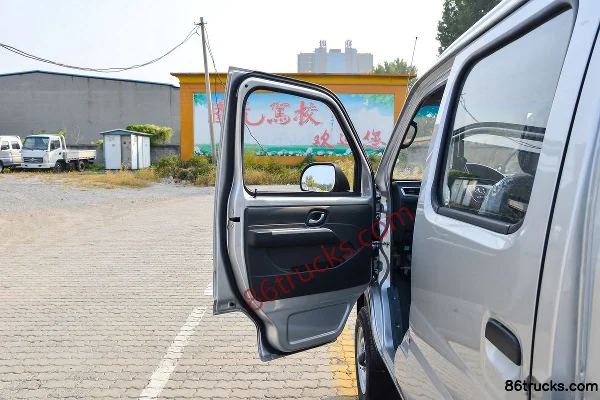 Dongfeng T3 (formerly Xiaobawang W) 1.6L 123hp 4X2(6 wheels) Gasoline 2.5m Double Row Flatbed Mini Truck (Single Rear Tire) Cab (1) | 86Truc