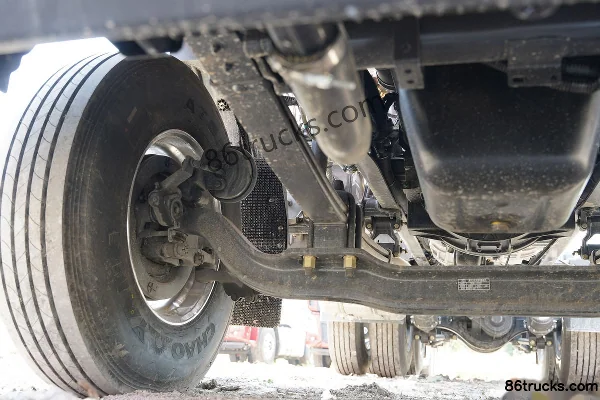 Dongfeng H5 14.8L LNG 520 hp 6X4(10 wheels) Fast Gear 12-Speed Tractor Truck Chassis (2) | 86Trucks