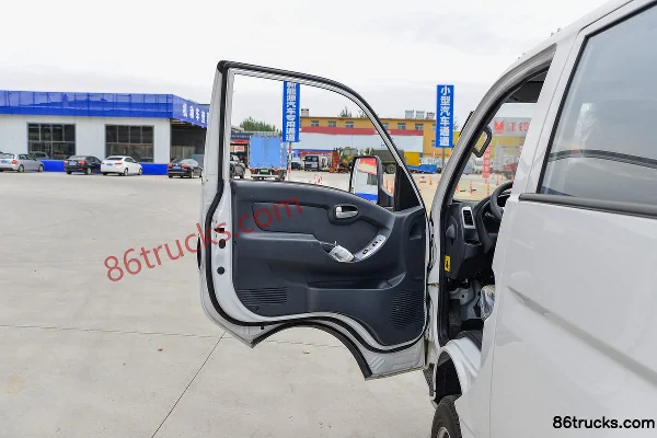 Kama Ruihang X1 1.6L 123 hp 4X2(6 wheels) Gasoline 2.72m Double Row Flatbed Micro Truck Cab (1) | 86Trucks