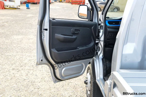 SRM Xinyuan T2SEV 3.1T 3.05m single-row pure electric stake micro truck 46.36kWh 4X2(6 wheels) Interior (2) | 86Trucks