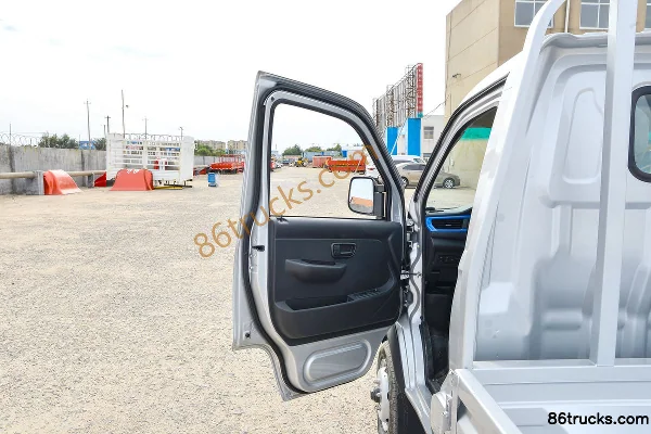 SRM Xinyuan T2SEV 3.1T 3.05m single-row pure electric stake micro truck 46.36kWh 4X2(6 wheels) Interior (1) | 86Trucks