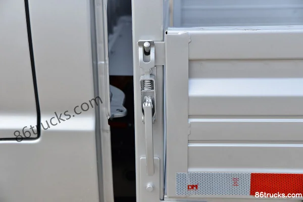 SRM Xinyuan T2SEV 3.1T 3.05m single-row pure electric stake micro truck 46.36kWh 4X2(6 wheels) Body (3) | 86Trucks